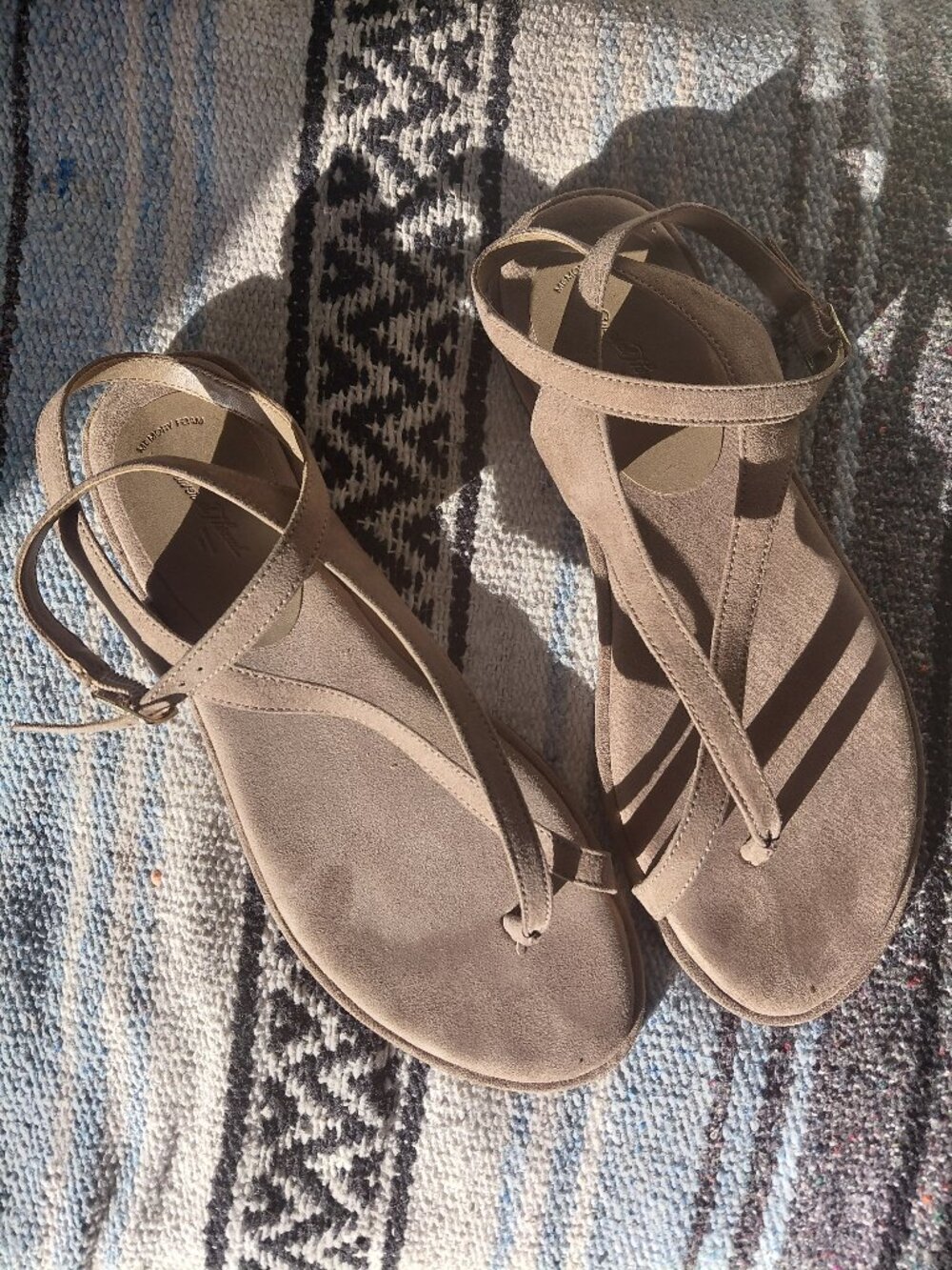 Universal Threads 9 1/2 ~ cute strappy flip flops